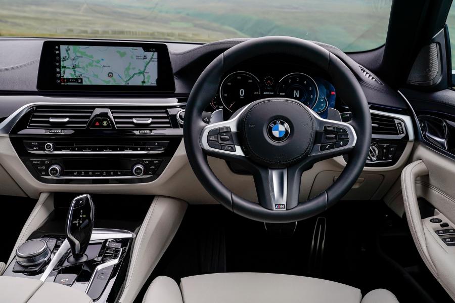 Панель приборов BMW 530e M Sport (G30) 2017 года  (UK) (фото 18 из 40)